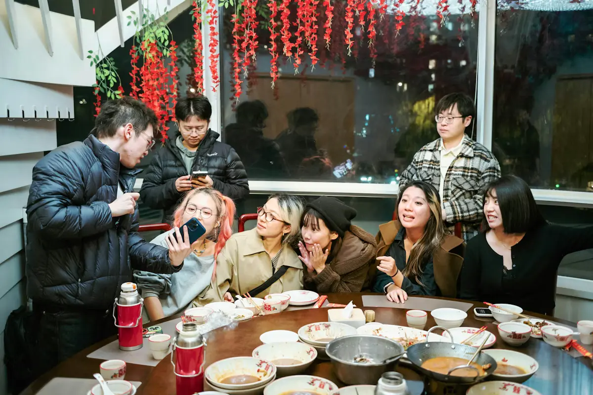 同事朋友圍坐餐廳聚餐,熱鬧歡樂的群體用餐場景